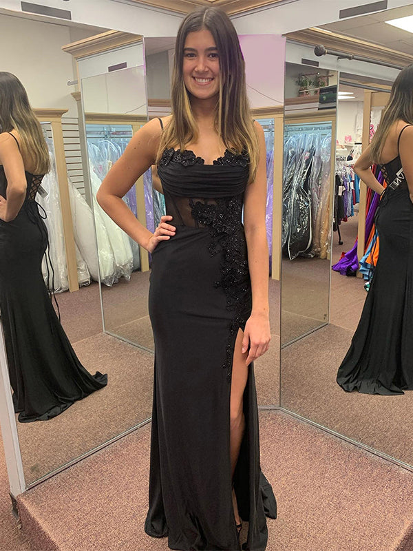 Vestido longo de baile preto sereia com alças finas, aplicação e fenda