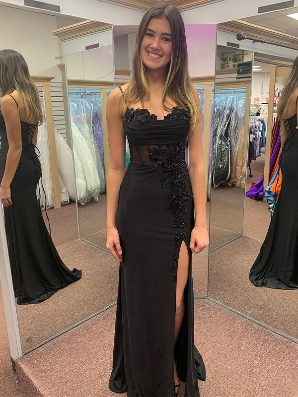 Vestido longo de baile preto sereia com alças finas, aplicação e fenda