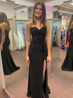 Vestido longo de baile preto sereia com alças finas, aplicação e fenda