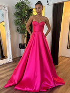 Abito lungo da ballo fucsia a linea A senza spalline con scollo a cuore
