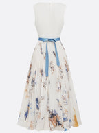 Abito midi bianco in chiffon plissettato con motivi floreali, scollo a V e senza maniche, linea a trapezio