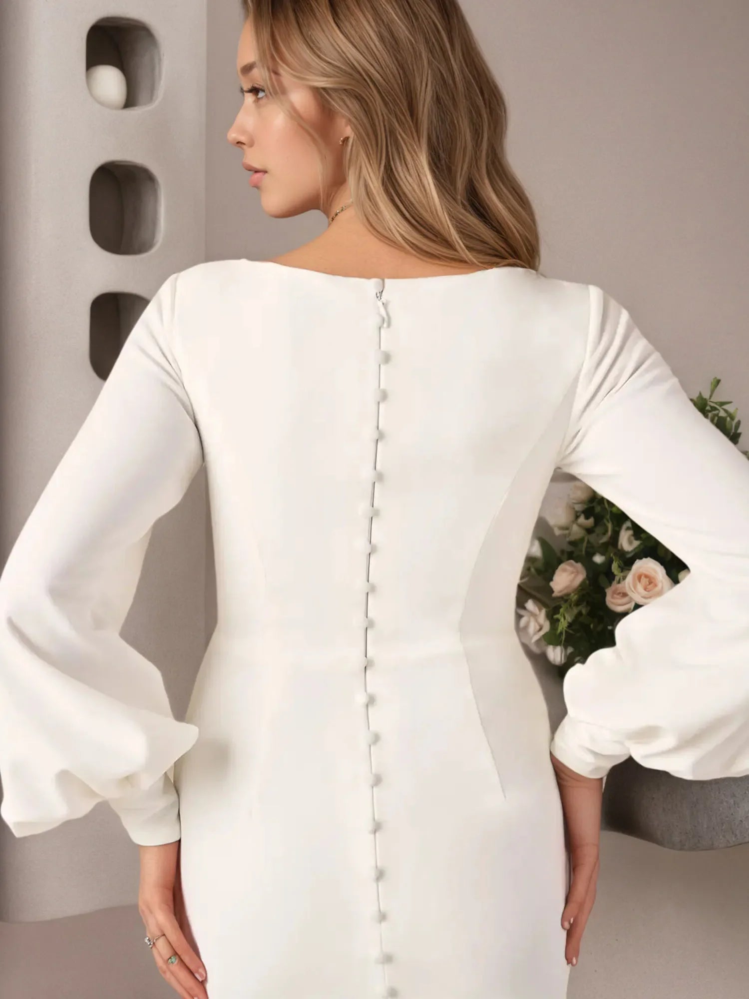 Robe de mariée blanche fourreau en crêpe stretch col carré