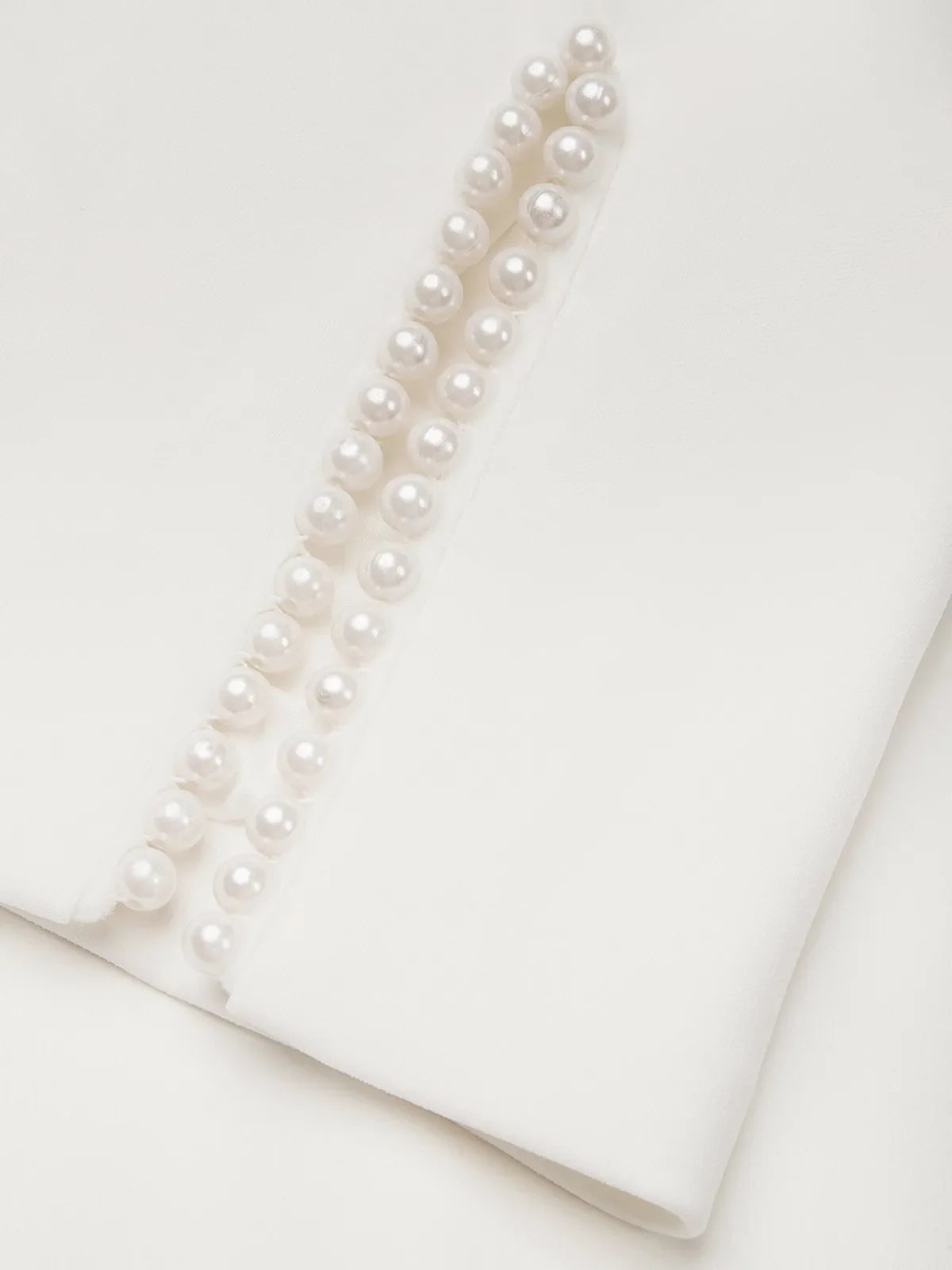 Abito midi bianco con perle finte, classico, scollo tondo, maniche a mezza lunghezza, modello aderente