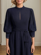 A-Linien Kleid mit hohem Kragen, tea-länge, Spitze und Chiffon, Brautmutterkleid mit Schleife