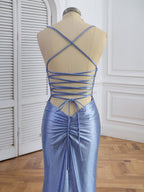 Vestido de baile sereia azul com alças finas, decote em V e strass