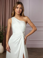 Robe de mariée blanche en satin stretch, coupe A, à une épaule