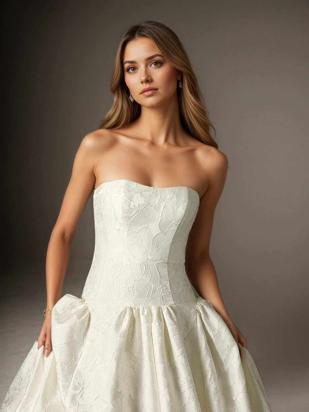 Abito da sposa a gonna ampia bianco senza spalline in jacquard floreale