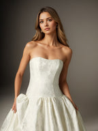 Abito da sposa a gonna ampia bianco senza spalline in jacquard floreale