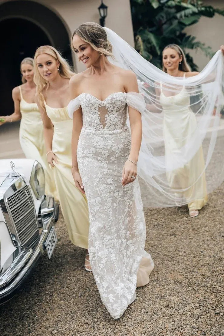 Vestidos largos de dama de honor tipo tubo con tirantes finos y recortes