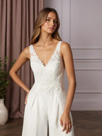 Vestido de novia blanco de encaje y gasa, con escote en V y pantalones