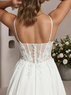 Vestido de noiva branco em cetim stretch com renda, corte A