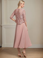 Vestido de mãe da noiva em chiffon e renda, linha A, comprimento tea, decote quadrado com bordados de lantejoulas