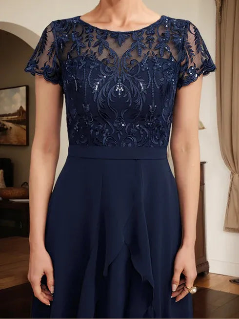 Vestido de mãe da noiva em chiffon assimétrico com decote redondo, ilusão, renda, laço, babados e lantejoulas em corte evasê