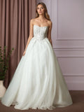 Vestido de novia blanco de corte princesa sin tirantes con encaje plisado