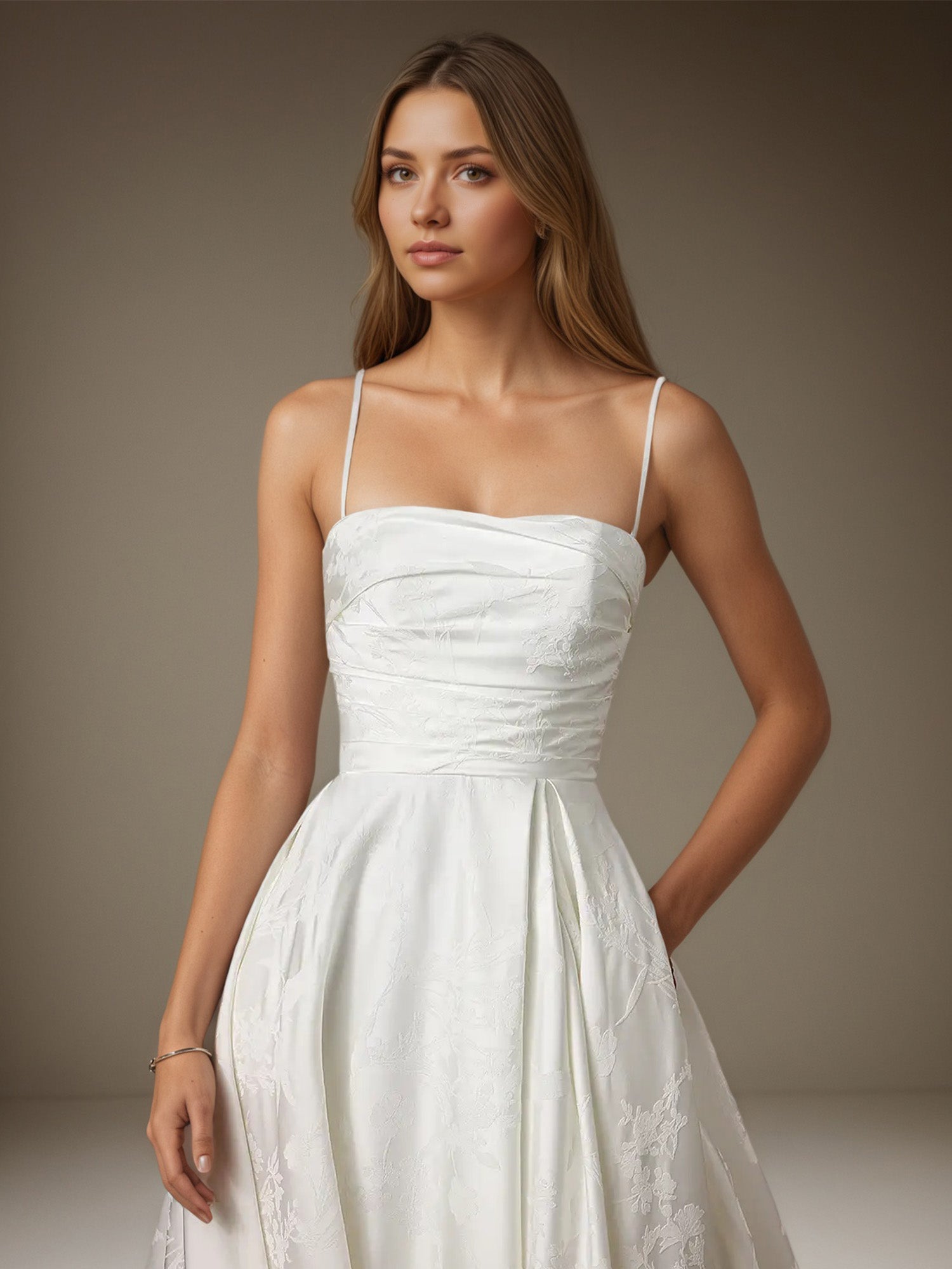 Robe de mariée blanche en jacquard floral, bustier sans bretelles, coupe trapèze
