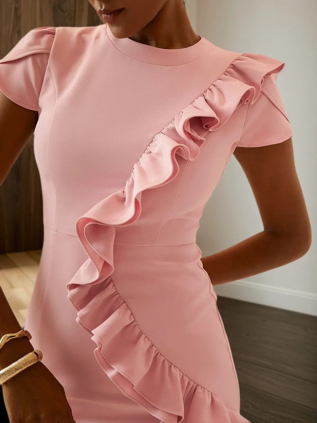 Robe mini fourreau rose à manches courtes à volants pour soirée de rentrée