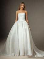 Abito da sposa bianco a gonna ampia senza spalline in raso opaco