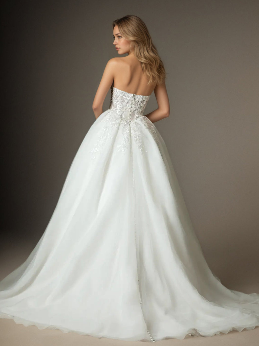 Vestido de noiva branco tomara que caia, com saia rodada, renda e tule