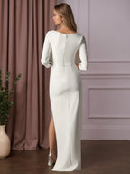 Vestido de noiva branco em crepe stretch, modelo tubinho, decote coração e mangas 3/4