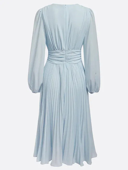 Hellblaues plissiertes gerafftes Ballonärmel A-Linien Midi Chiffonkleid