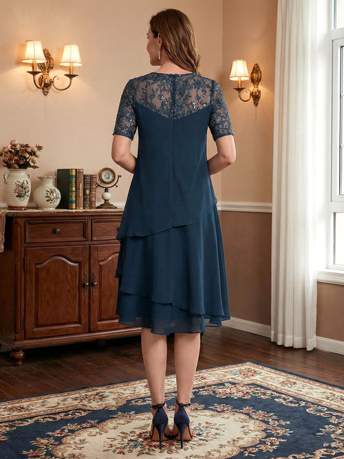 Robe de mère de la mariée en dentelle et chiffon à longueur genou, coupe trapèze, col arrondi illusion avec sequins