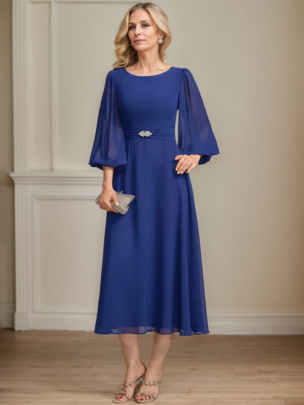 Vestido para mãe da noiva em linha A, comprimento chá, chiffon com decote redondo, broche de cristal e plissado