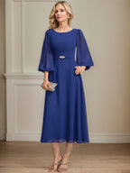 Vestido para mãe da noiva em linha A, comprimento chá, chiffon com decote redondo, broche de cristal e plissado
