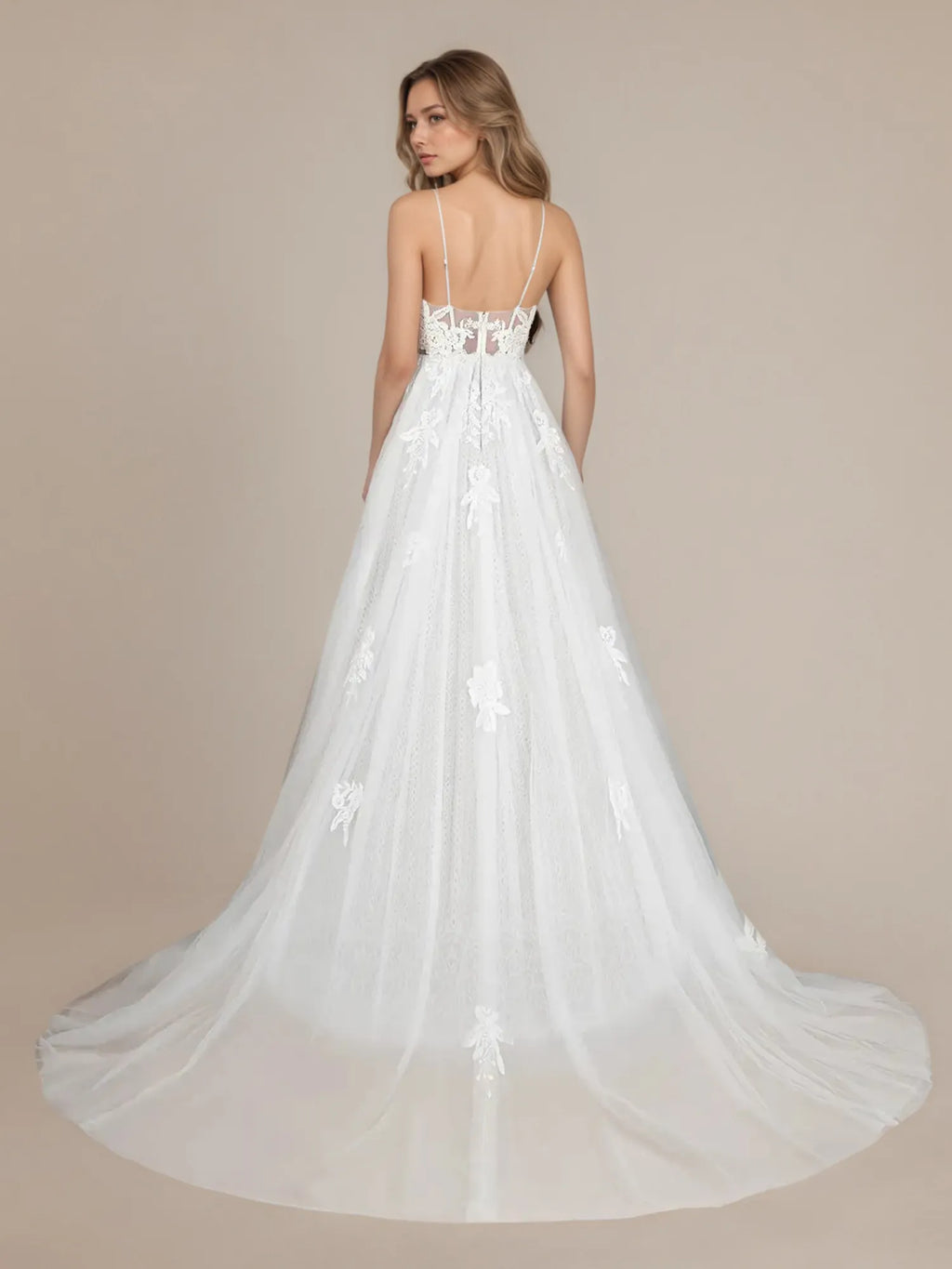 Vestido de novia blanco de tul con lentejuelas, tirantes finos y corte en A