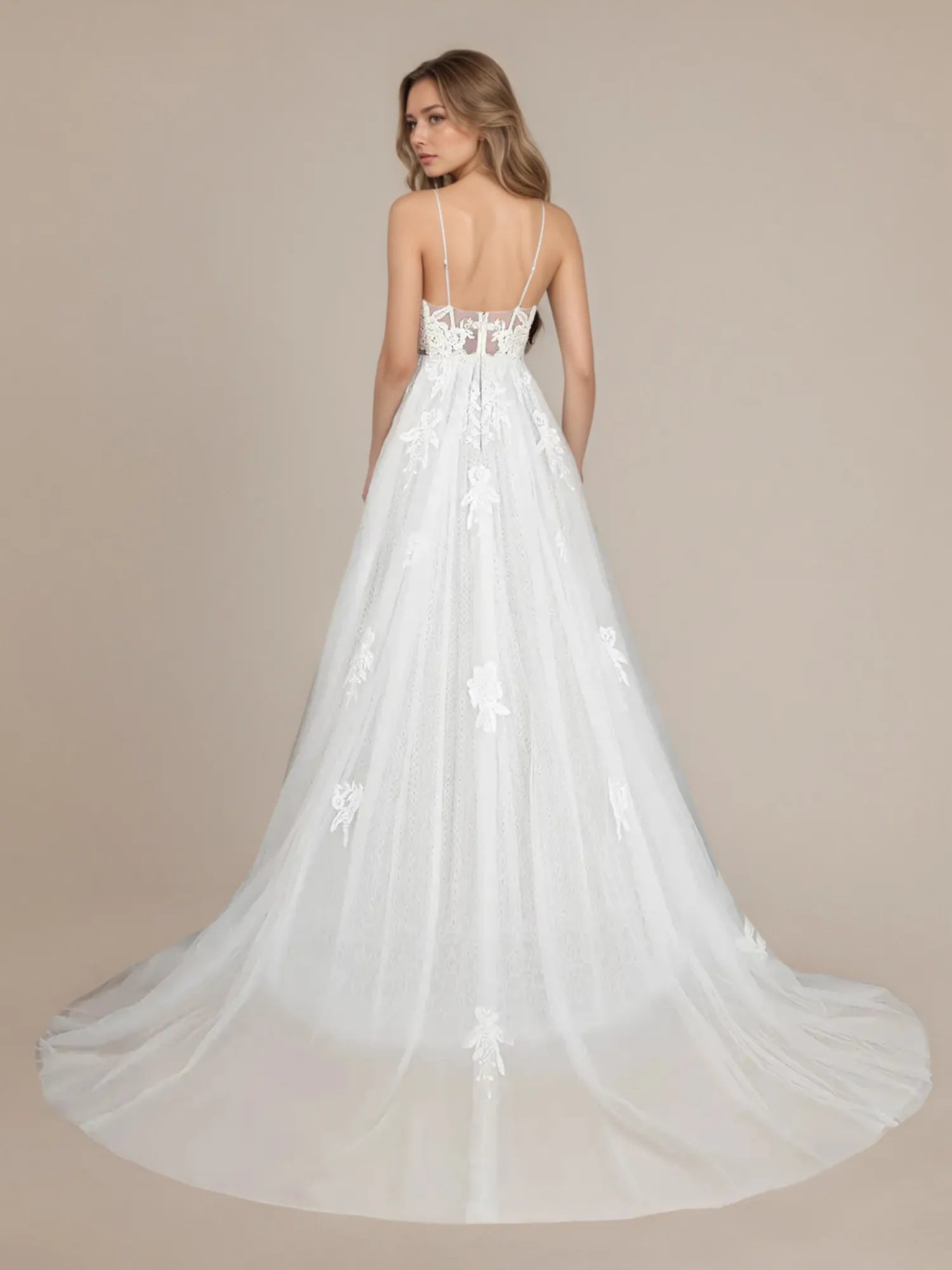Vestido de novia blanco de tul con lentejuelas, tirantes finos y corte en A