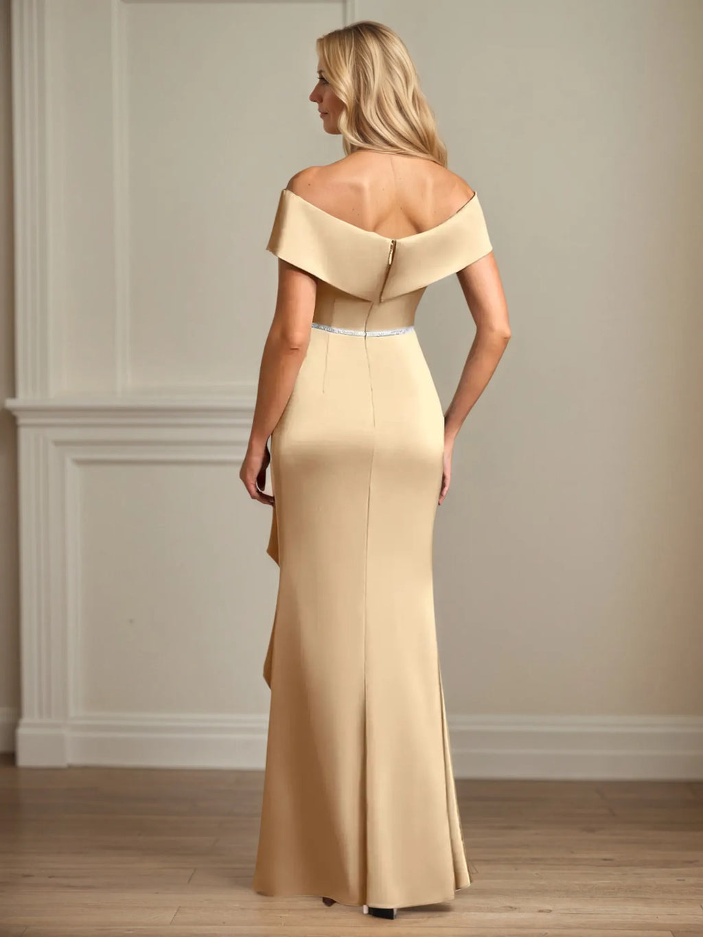 Trumpet/Meerjungfrau Schulterfreies Bodenlanges Satin Kleid der Brautmutter mit Rüschen