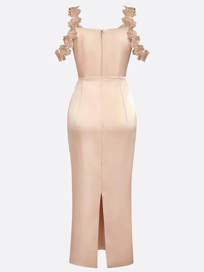 Vestido midi de satén color champán con flores 3D, cuello drapeado y sin mangas tipo columna