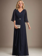 A-Linien V-Ausschnitt Bodenlanges Chiffon Kleid für die Brautmutter mit kaskadierenden Rüschen und Kristallbrosche