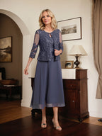 Vestido de mãe da noiva evasê, comprimento tea-length, em renda e chiffon com decote redondo e lantejoulas