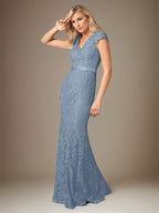 Vestido longo azul acinzentado de chiffon com decote em V, mangas curtas e aplicações