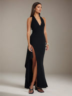 Vestido preto de crepe stretch, decote em V, sem mangas, costas abertas, com fenda alta