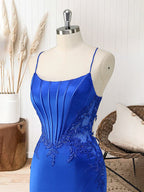 Vestido longo vermelho sereia com corpete, alças finas e apliques para formatura