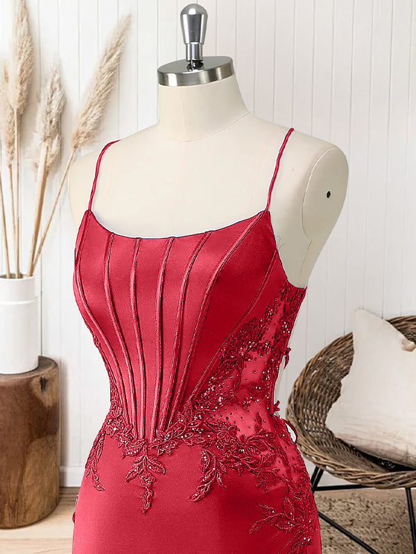 Vestido longo vermelho sereia com corpete, alças finas e apliques para formatura