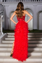 Vestido de noche con corsé sin tirantes, pedrería y dobladillo de plumas