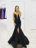 Vestido de formatura preto sereia tomara que caia em cetim com decote profundo em V e fenda