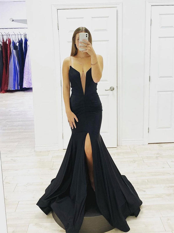Vestido de formatura preto sereia tomara que caia em cetim com decote profundo em V e fenda