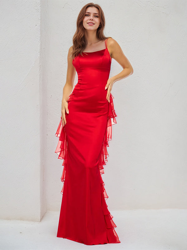 Vestido largo hasta el suelo de satén rojo con tirantes finos, sin mangas y volantes
