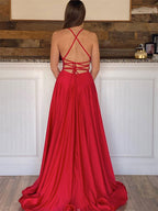Abito lungo da ballo rosso a linea A in raso con spalline sottili e scollo a V con spacco