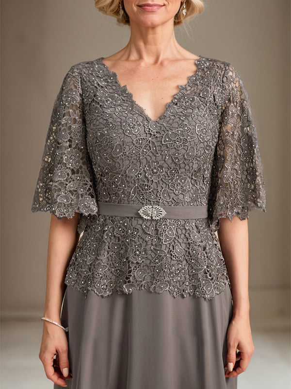 Robe mère de la mariée en mousseline et dentelle coupe A col en V longueur au sol avec broche en cristal et strass
