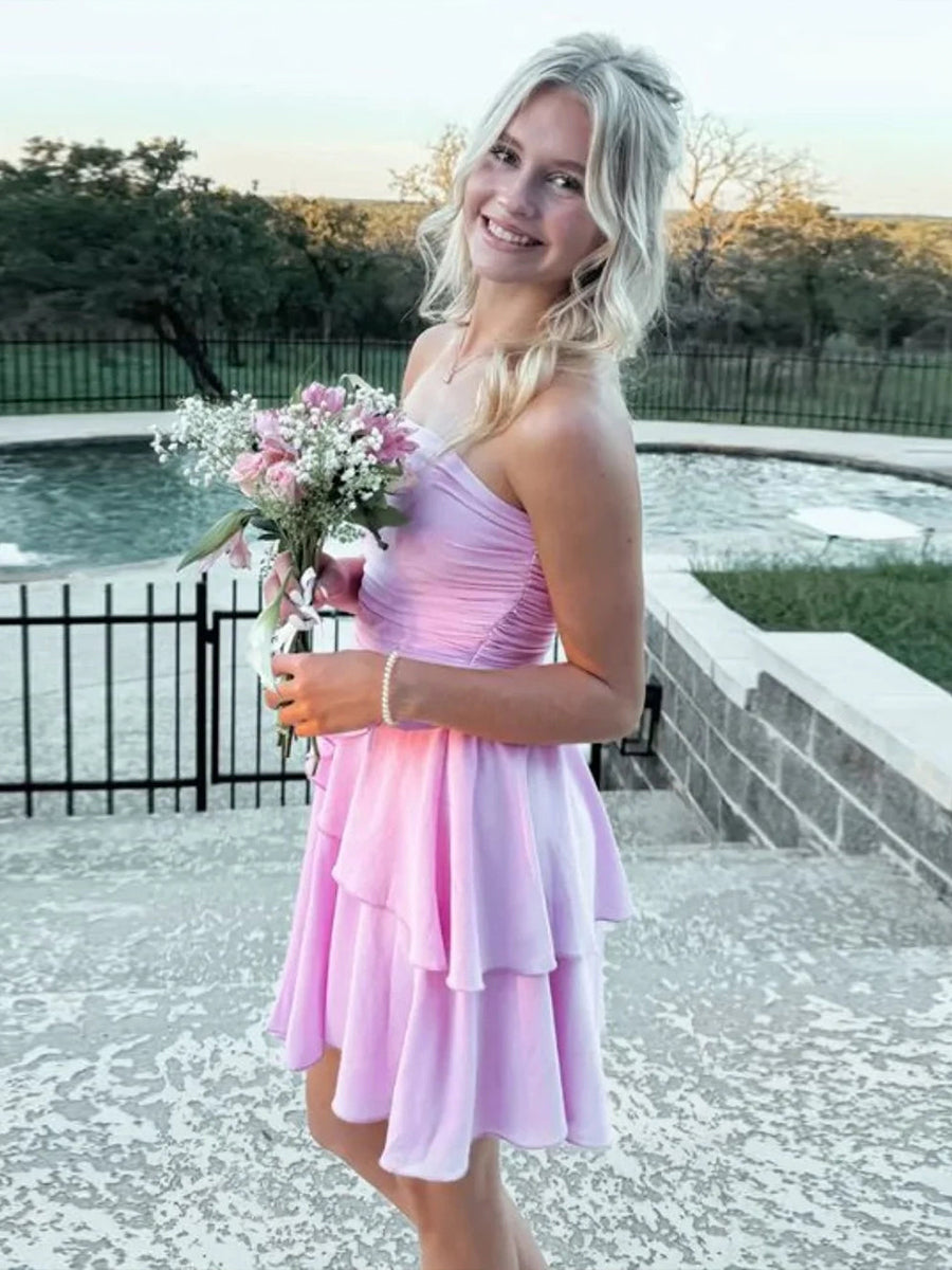 Vestido corto de graduación con volantes fruncidos y sin tirantes