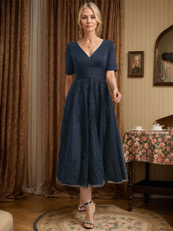 Robe de mère de la mariée en tulle et dentelle ligne A col en V longueur thé avec plis
