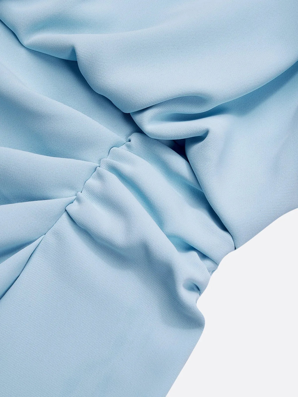 Hellblaues gerafftes Kleid mit Cut-Out, klassischem Rundhalsausschnitt und kurzen Ärmeln, Midi-Länge
