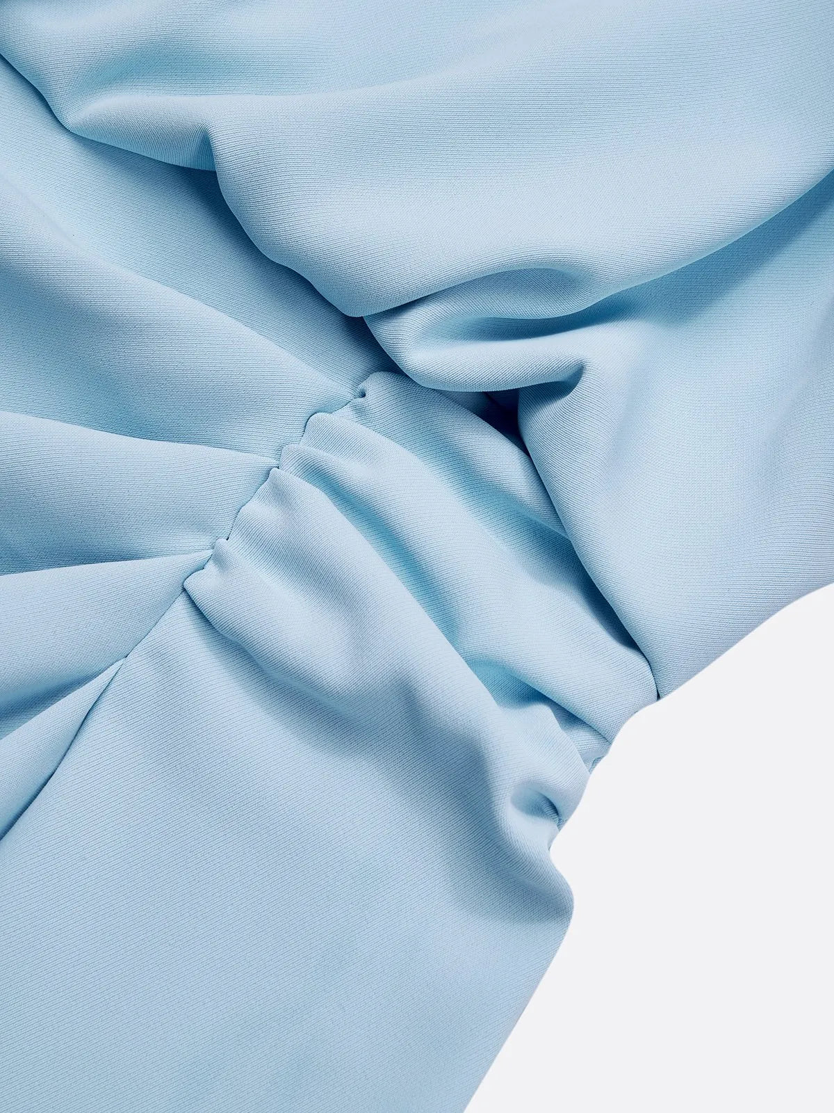 Hellblaues gerafftes Kleid mit Cut-Out, klassischem Rundhalsausschnitt und kurzen Ärmeln, Midi-Länge