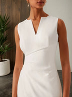 Robe midi blanche fourreau à col en V, sans manches, avec fente