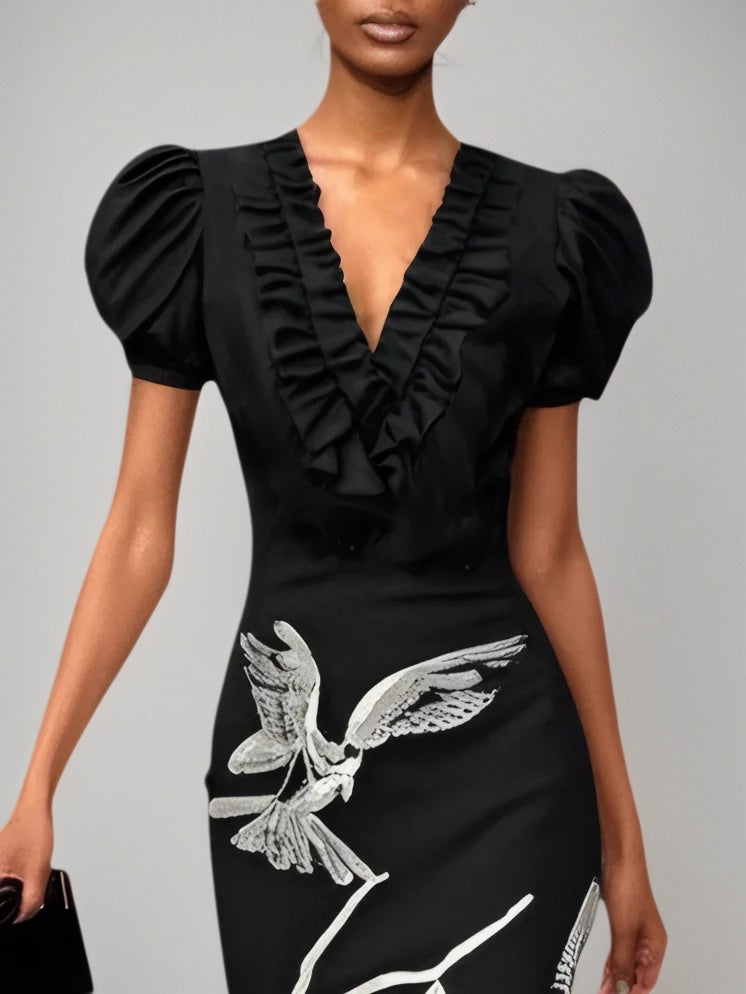 Vestido midi preto com pregas, decote em V e mangas bufantes