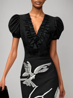 Vestido midi preto com pregas, decote em V e mangas bufantes